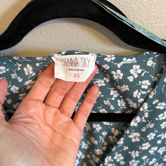 Sienna Sky spring floral top - Picture 2 of 5